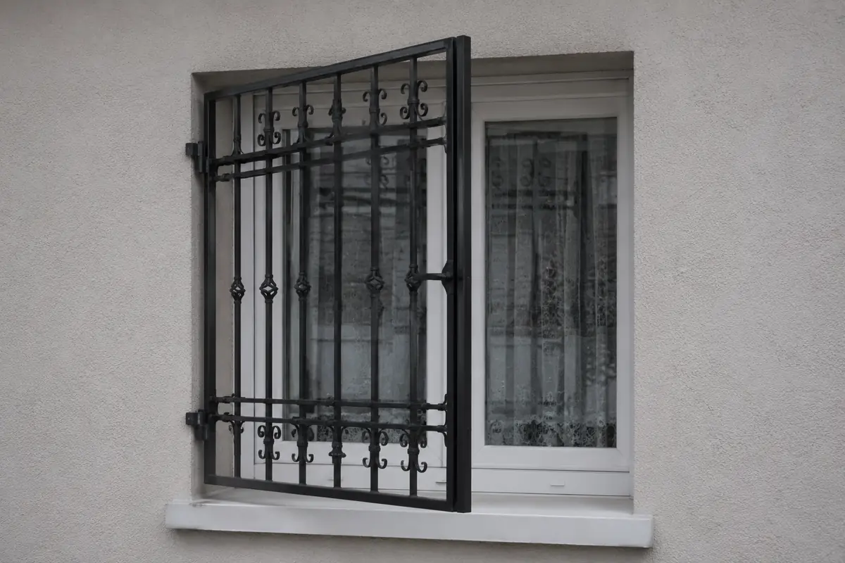 Grille de défense ouvrante en fer forgé sur mesure