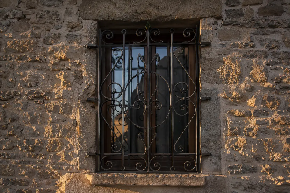 Grille de défense à volutes en fer forgé sur mesure