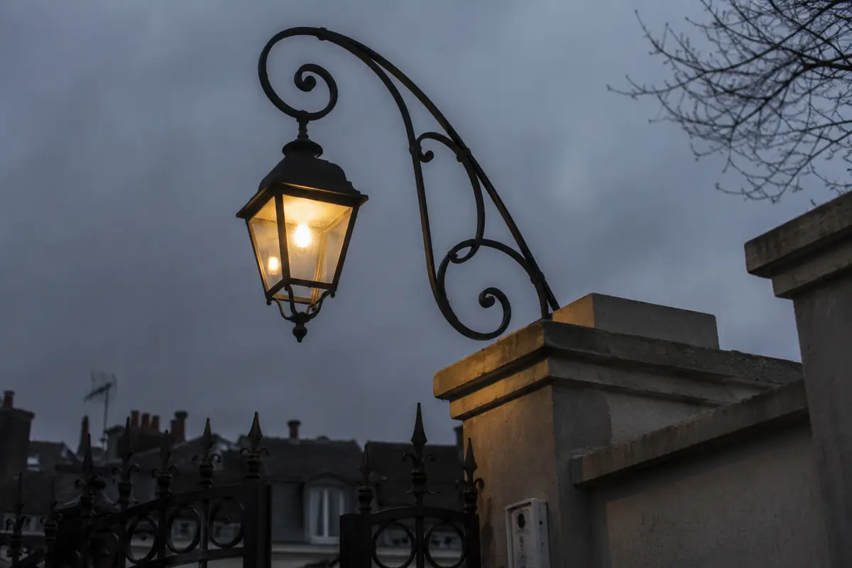 Lanterne sur potence en fer forgé sur mesure