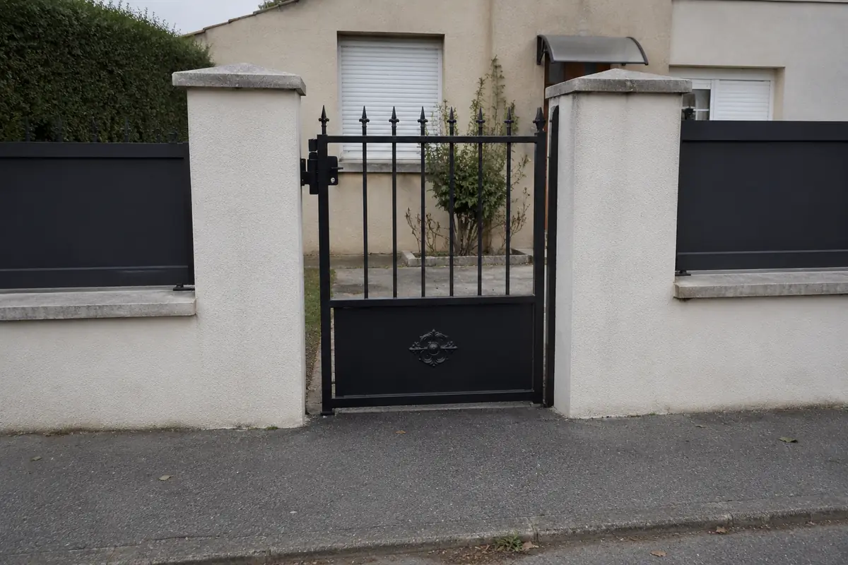 Portillon piéton en fer forgé sur mesure